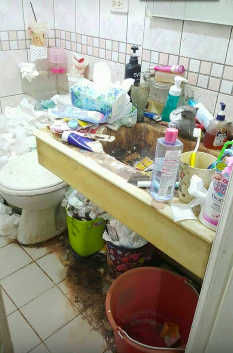 女孩家的廁所凌亂，洗手台都是黑的。 圖：翻攝臉書