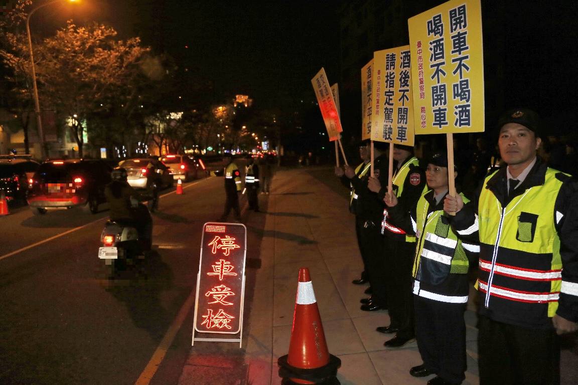 一名熊姓男子從桃園騎車到基隆，遭警察酒測，酒測值達0.73毫克，他向法官辯稱是酒測前喝了漱口水導致。 圖 : 警察局提供。