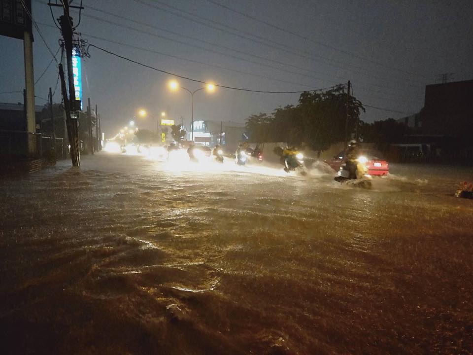大社、仁武及鳥松區雨勢很大，尤其鳥松區水管路、鳳仁路之間地勢低窪區迅速積水，神農路水深約一個輪胎高。 圖：高雄市議員邱俊憲臉書