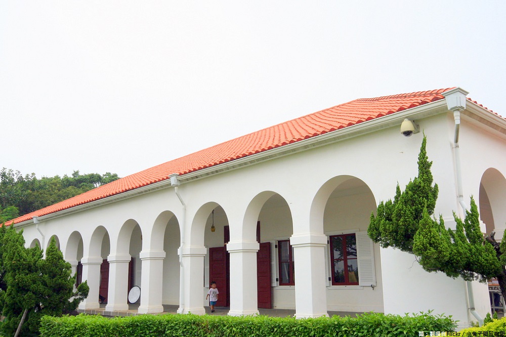 小白宮常設展即日起全面更新，除了純白色的外觀歐風建築風格外，館內還有經典的白色迴廊、擬真歐式書房、原味的壁爐及書櫃壁畫。 圖：翻攝自Flickr／小兔子開放權限