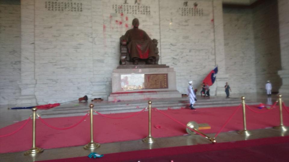 文化部昨天發出對潑漆事件的立場及看法，但今天進一步說明有候選人為了選舉扭曲了說明的本意。 圖：翻攝獨派青年粉絲專頁