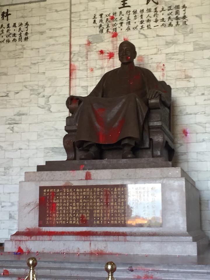 獨派青年遭警衛制止之後仍拉起布條喊起口號。 圖：翻攝獨派青年粉絲專頁
