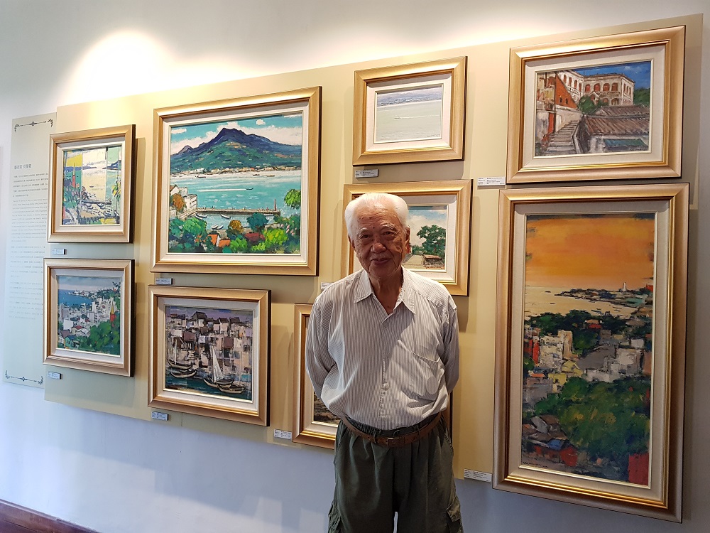 在地畫家何肇衢老師合作在藝術廊道展示複製畫，將當地知名的淡水夕陽、觀音山風景都是從淡水工作室繪製完成。 圖：淡水古蹟博物館提供