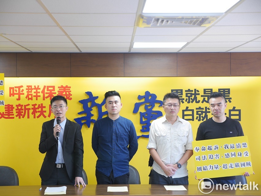 針對中正紀念堂蔣公銅像「掛紅」，新黨三劍客王炳忠、侯漢廷、林明正抨擊，民進黨利用學生來建立納粹法西斯政權，但「狡兔死、走狗烹」，最後獲利的往往是躲在後面收割的政客。 圖：聶良恩／攝