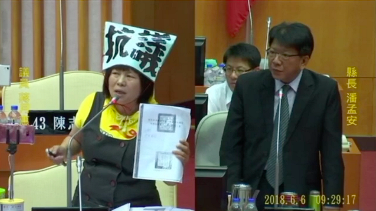 蔣月惠認真質詢潘孟安影片被翻出，潘被問到一問三不知。 圖：翻攝youtube
