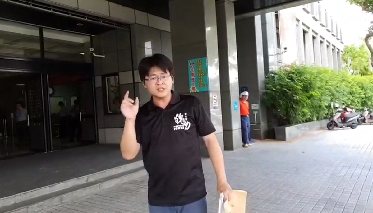 滅頂發起人張仁吉今早到屏東縣政府前，宣布聲援蔣月惠。 圖：擷取自張仁吉／臉書