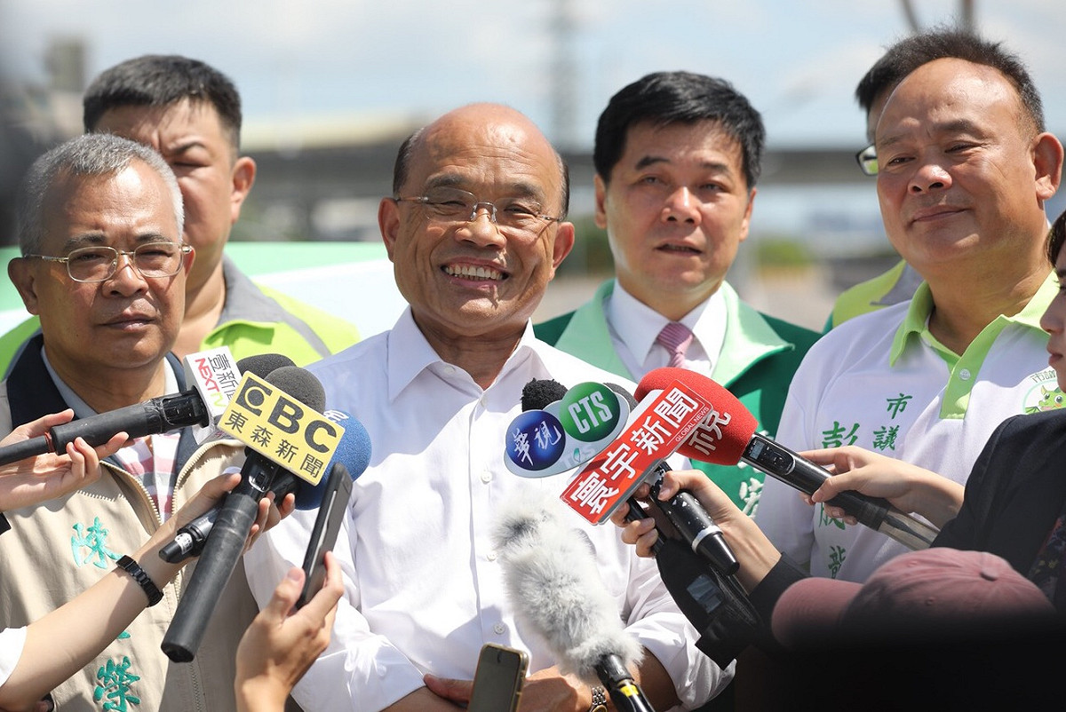蘇貞昌說，為了解決交通瓶頸，他擔任台北縣長時，規劃了大漢溪左岸三重重新橋至鶯歌三鶯新生地的17公里堤外便道。 圖/蘇辦提供