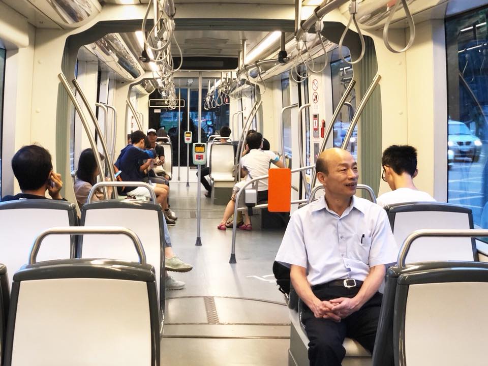 國民黨高雄市長參選人韓國瑜率領黨籍市議員去體驗輕軌，卻邊搭邊主張輕軌應立即停工。 圖：翻攝韓國瑜臉書