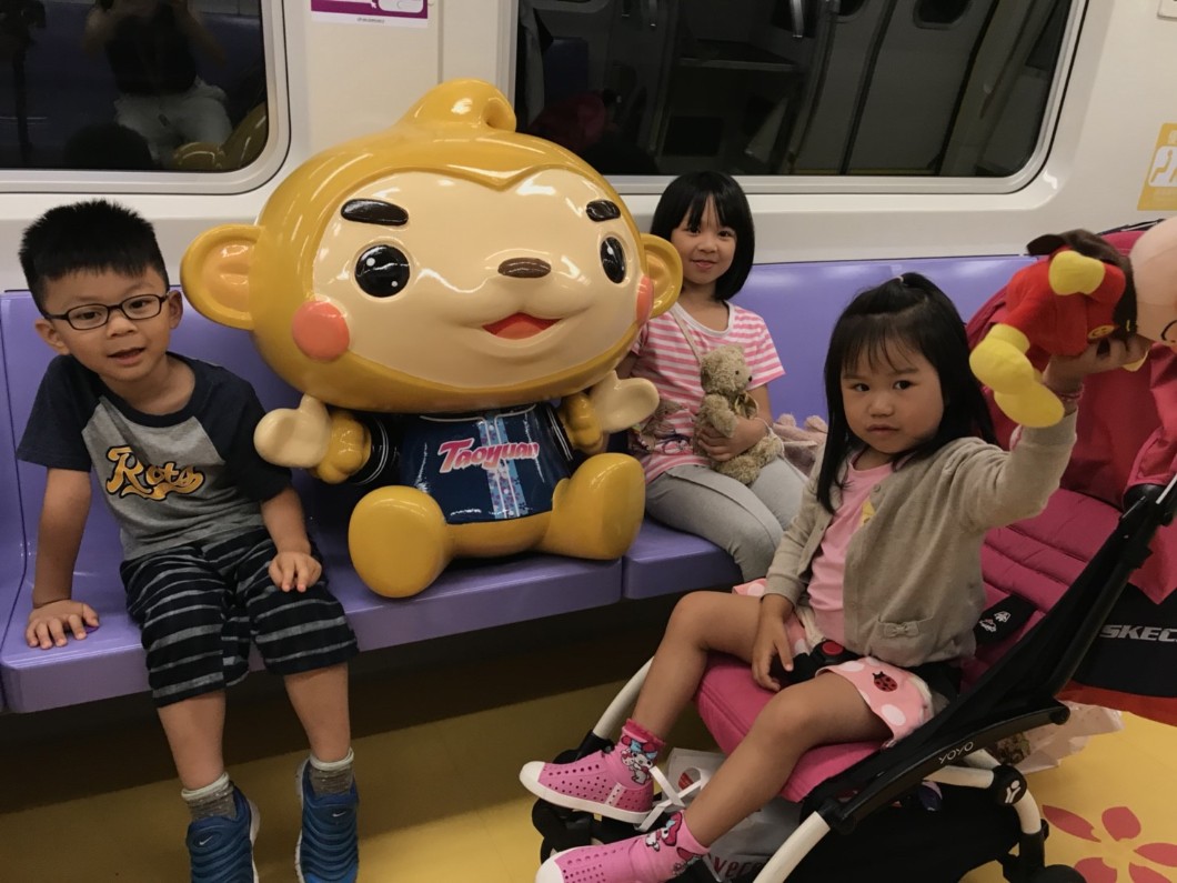 桃園機場捷運的ㄚ桃園哥彩繪列車，自7月3日列車正式上線後，吸引眾多要與ㄚ桃園哥公仔打卡拍照的大小粉絲。 圖：桃捷公司/提供