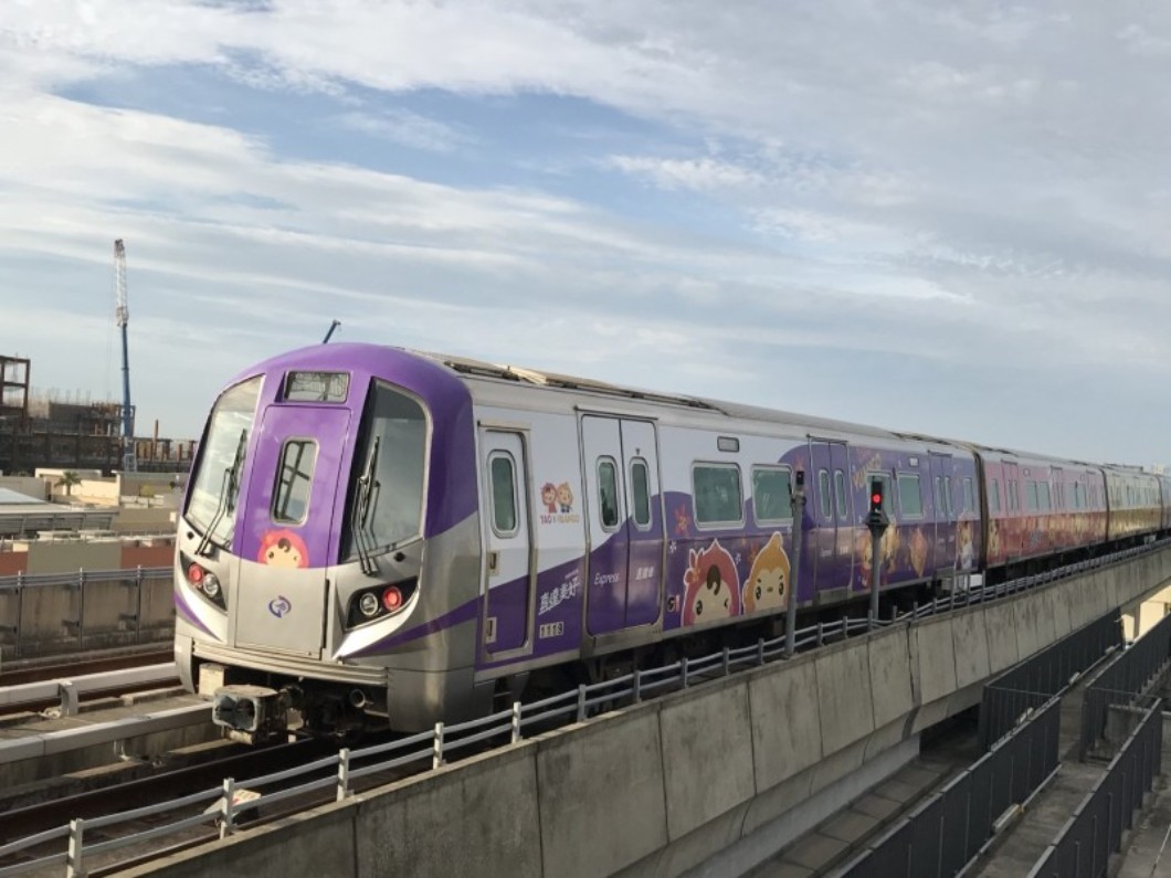 今(20)桃捷公司公布ㄚ桃園哥彩繪列車時刻表，讓喜愛的大小朋友可以不怕錯過列車，更提供揭密彩繪列車變身過程影片 圖：桃捷公司/提供