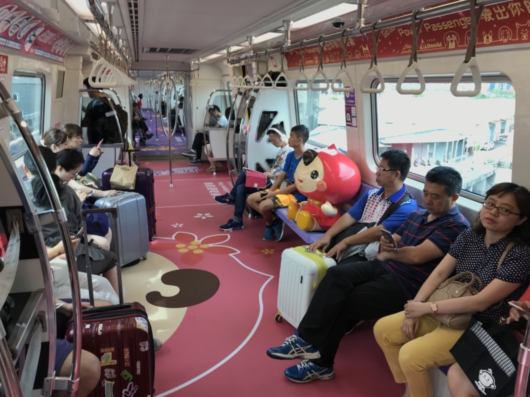 列車上可愛的ㄚ桃園哥公仔更成為拍照打卡熱點，掀起搶搭列車風潮。 圖：桃捷公司提供
