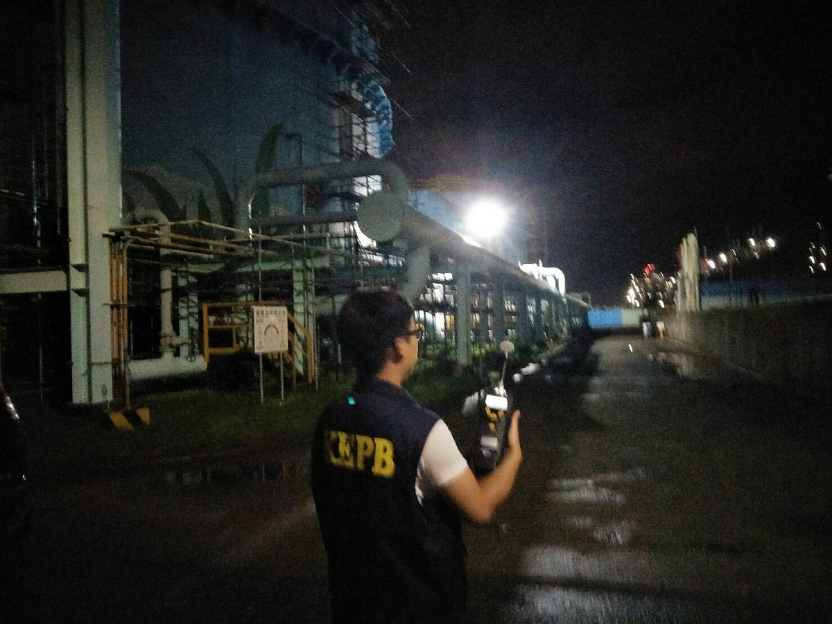 中油趁暴雨夜排放廢氣，高雄市環保局人員進行廠區內巡查。 圖 : 高雄市環保局/提供
