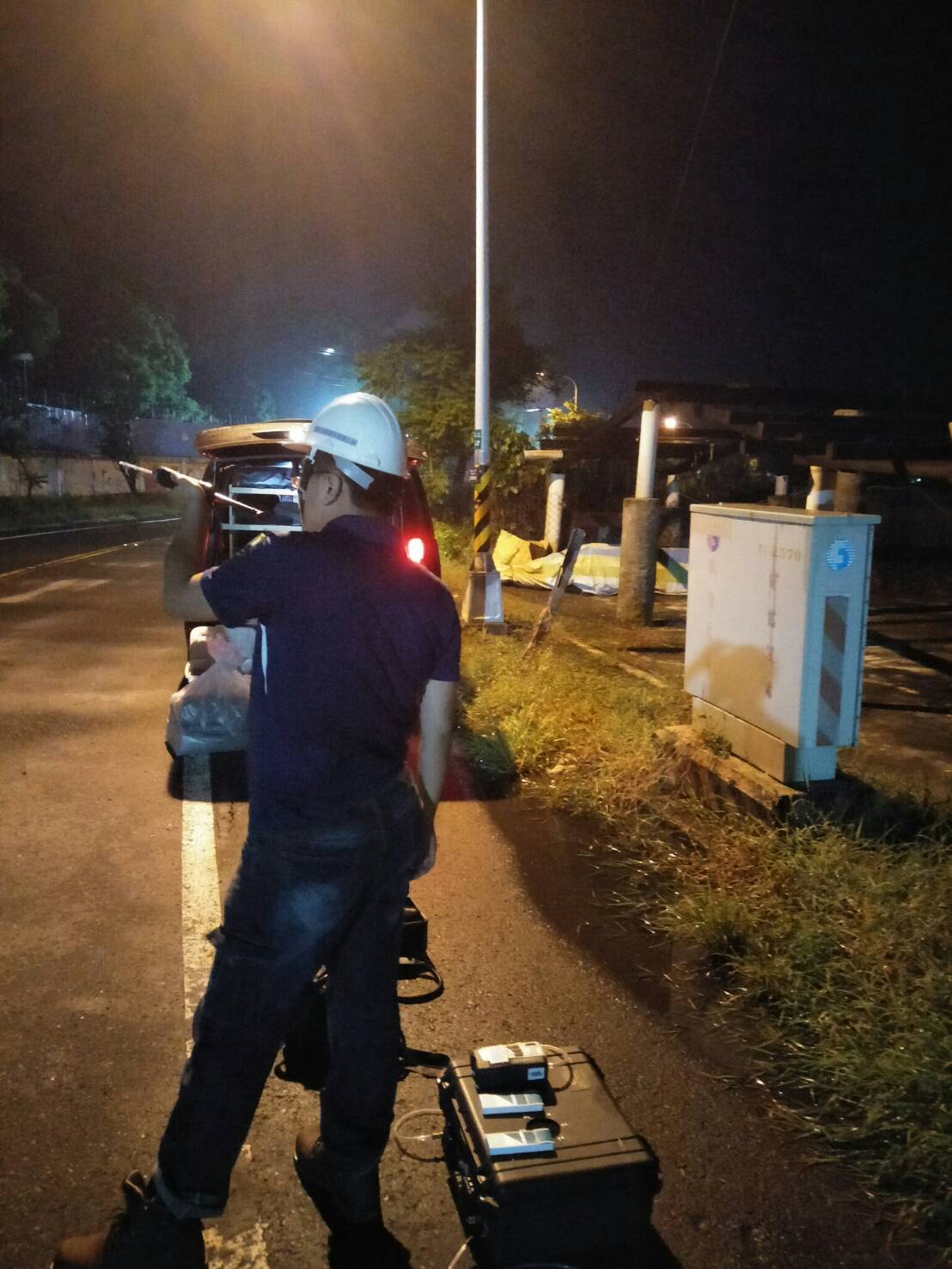 中油趁暴雨夜排放廢氣，高雄市環保局人員進行廠外周界監測。 圖 : 高雄市環保局/提供