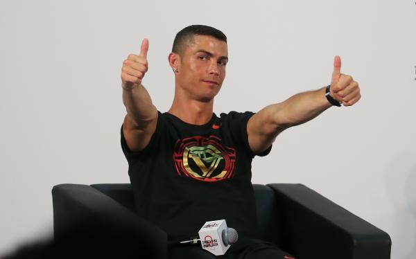 目前正在中國訪問的葡萄牙足球巨星C.羅（Cristiano Ronald）19日在北京出席活動並接受媒體採訪，還與小球員互動。  圖：新華社
