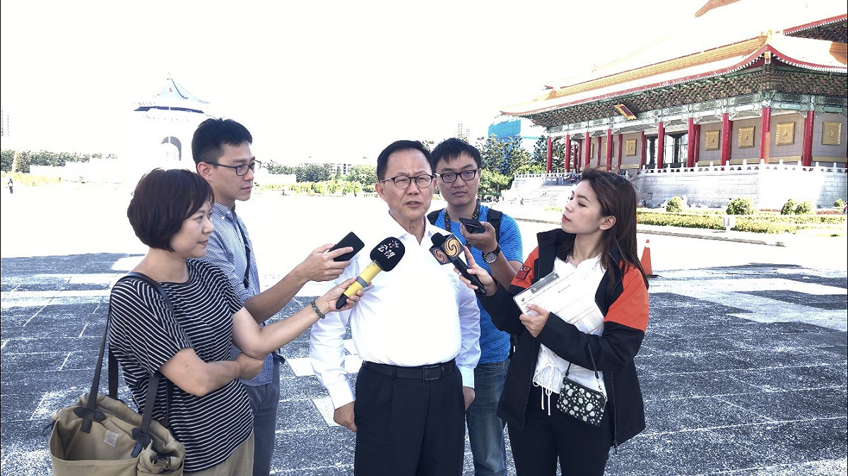 針對中正紀念堂的蔣介石銅像遭獨派潑漆，國民黨台北市長參選人丁守中今日表示，蔡政府、柯文哲市府縱容獨派對潑漆，說明台灣為何近來治安敗壞，到處都是分屍案、殺人案，更顯示他們的執政、維護治安無能。 圖：丁守中辦公室 / 提供