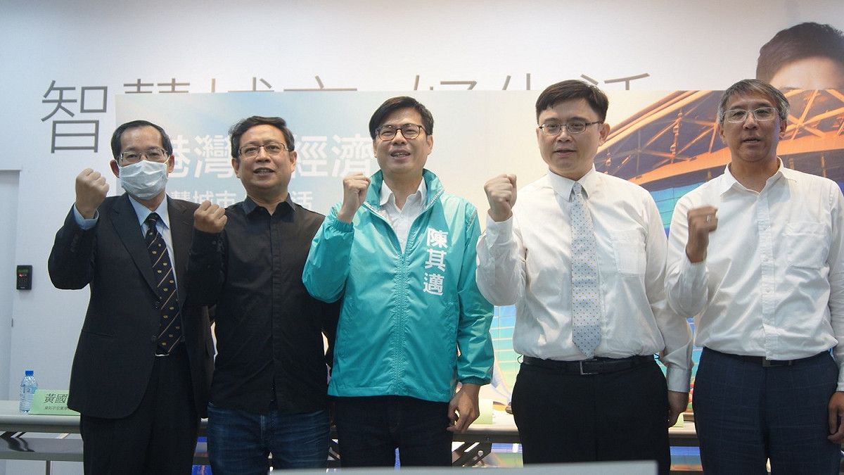 陳其邁立委今(20)日偕同立委賴瑞隆、資拓科技董事長黃國俊、趙建銘建築師、野村總研陳志仁副總經理共同召開「港灣新經濟」記者會。 圖 : 陳其邁競選辦公室/ 提供