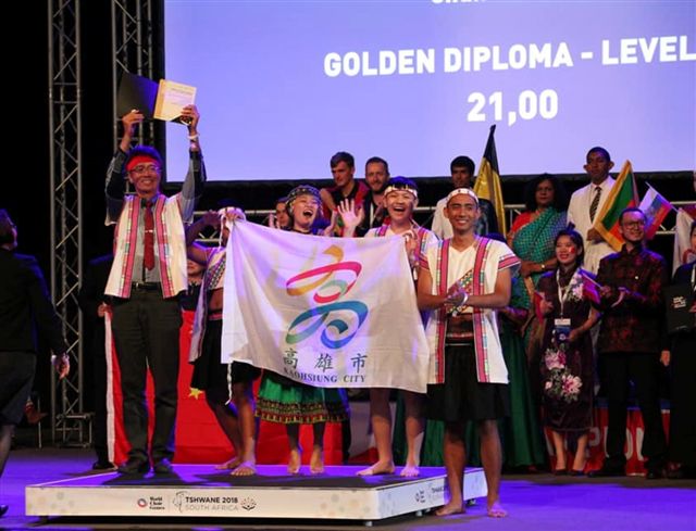 高雄市寶來國中合唱團榮獲「2018世界合唱比賽」「有伴奏民謠組Open Competition」金牌，讓世界看見台灣、聽見高雄。 圖：高雄市教育局/提供
