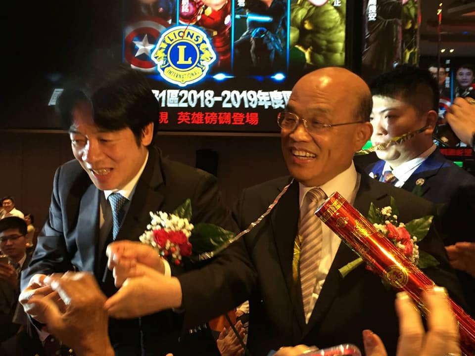 行政院長賴清德與民進黨新北市長參選人蘇貞昌今（20）日晚間出席「國際獅子會300B1區總監交接典禮」，兩人手牽手一起步入會場。 圖：蘇貞昌競選辦公室/提供