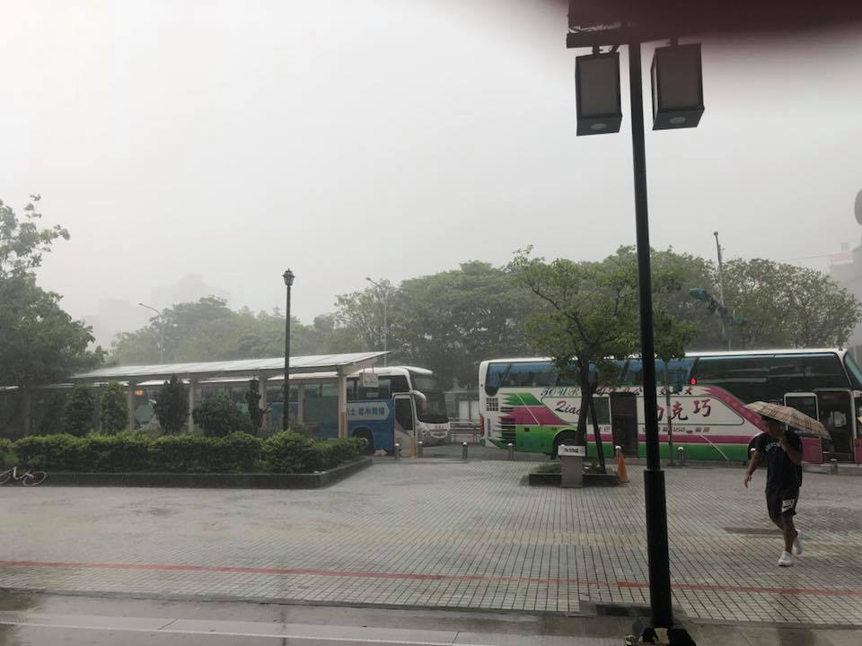 彭啟明也在FB提到，在台北高鐵站下車即遇到安比的外圍雲系移入，所造成的大雨來襲影響。 圖：翻攝自彭啟明FB