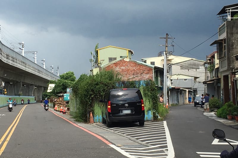 屏東市公勇路拓寬案屬「屏北鐵路高架化工程」屏東火車站周邊都市計畫的一部分，整體計畫徵收住戶包括公勇路、光復路、建民路、柳州街等共50多戶，目前已知公勇路21戶中有7戶反對遷移，建民路也有4戶商店不同意。圖為公勇路一帶。 圖：中央社