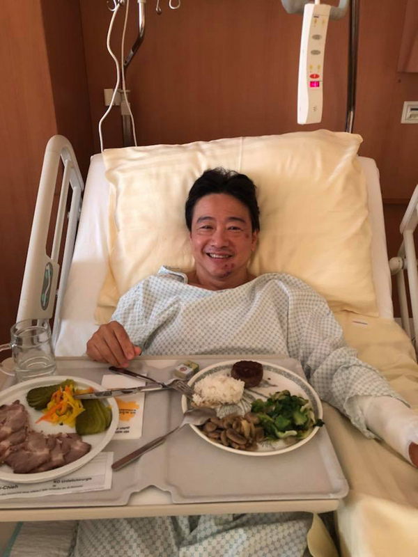 大提琴家張正傑在維也納開刀治療手腕，相當成功。 圖：翻攝張正傑臉書