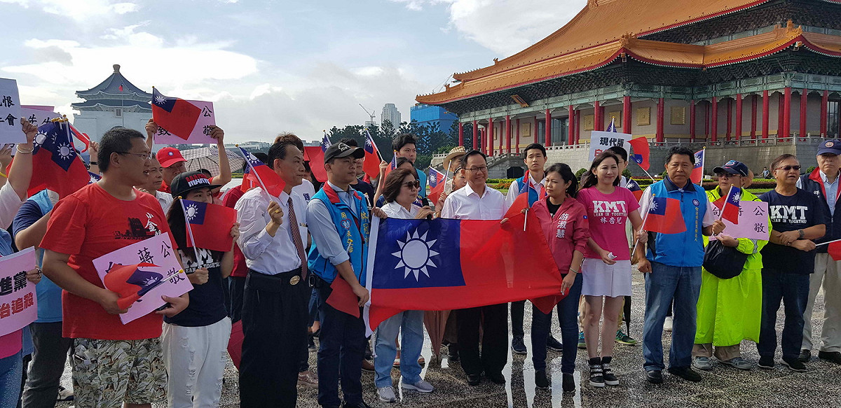 蔣公銅像昨遭到潑漆，丁守中批評民進黨「執政無能、追殺古人」。 圖：丁守中辦公室提供