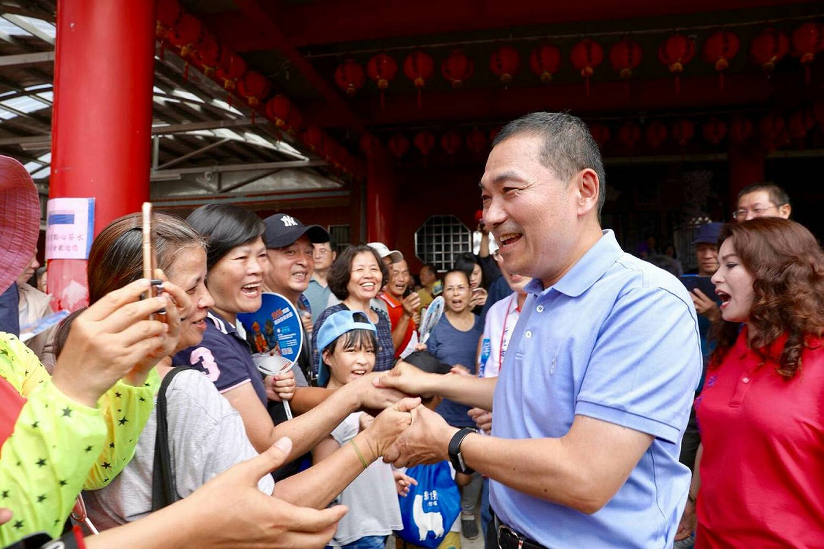 侯友宜今天到汐止玉泉宮參加四十周年慶祝活動。 圖：侯友宜競選辦公室提供