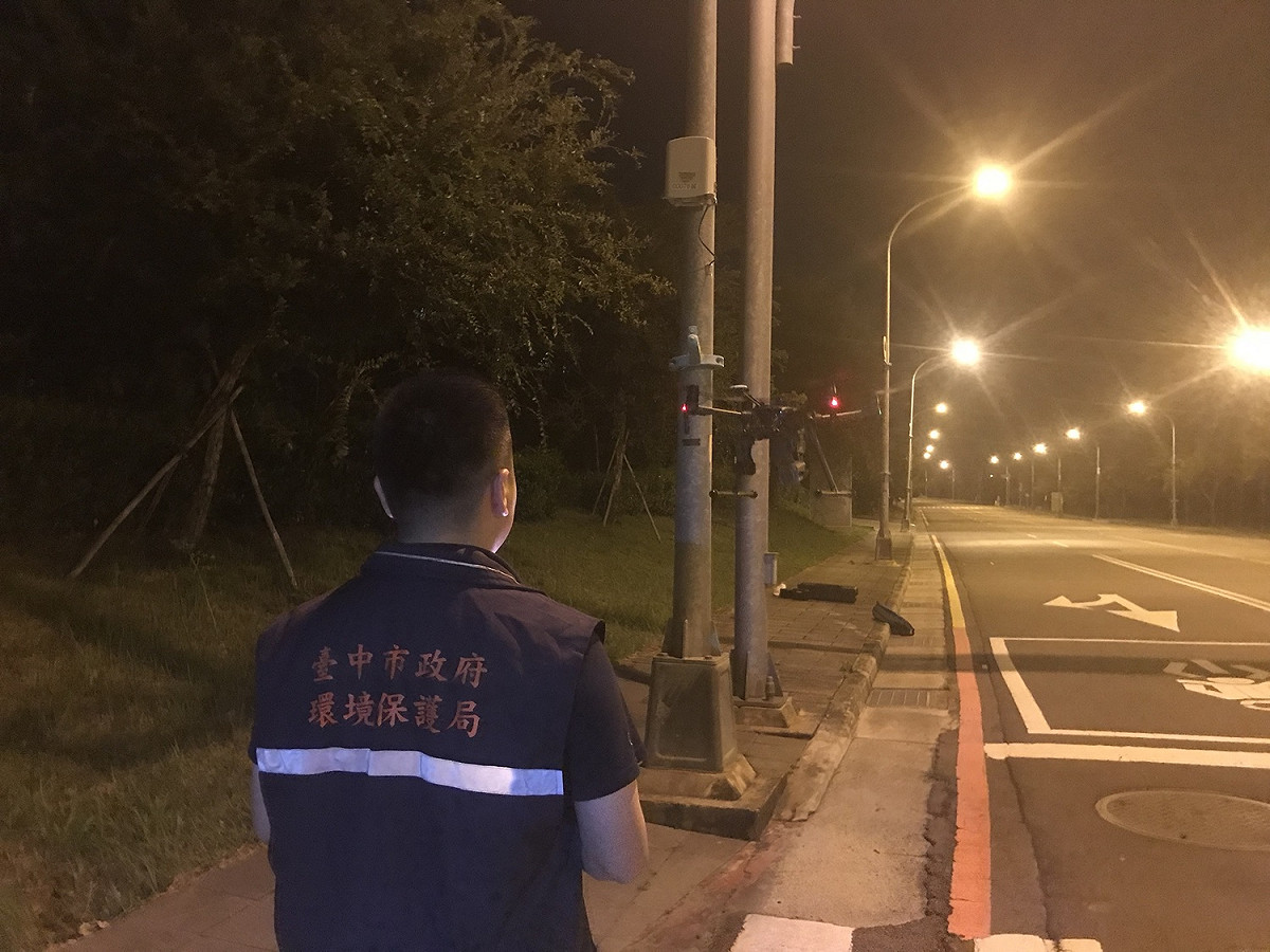 白智榮表示，熱顯空拍機的優勢在於，可於遠處遙控空拍機取得不法物證，再啟動稽查就能避免稽查人員打草驚蛇讓業者遁逃。 圖：台中市政府環保局/提供