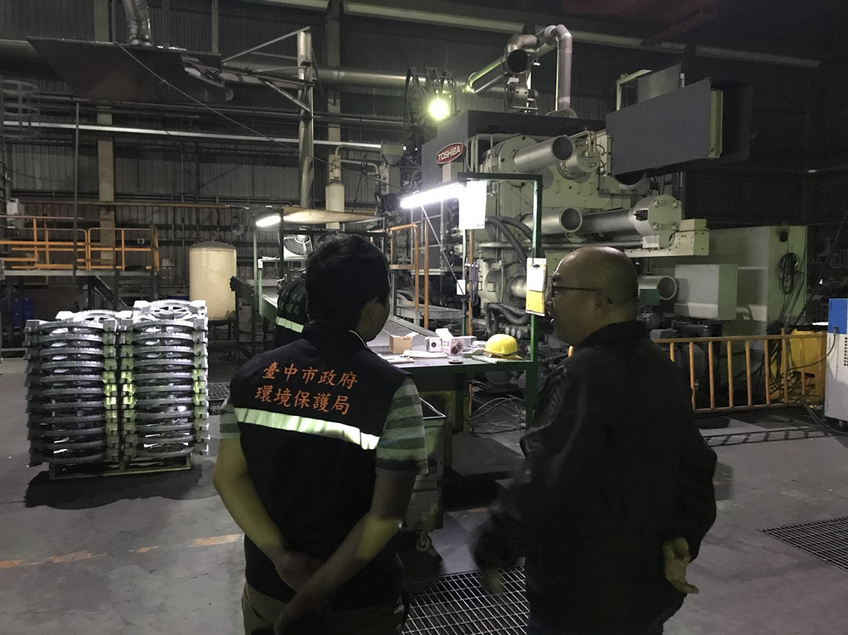 中市環保局稽查人員與業者溝通。 圖：台中市政府環保局/提供