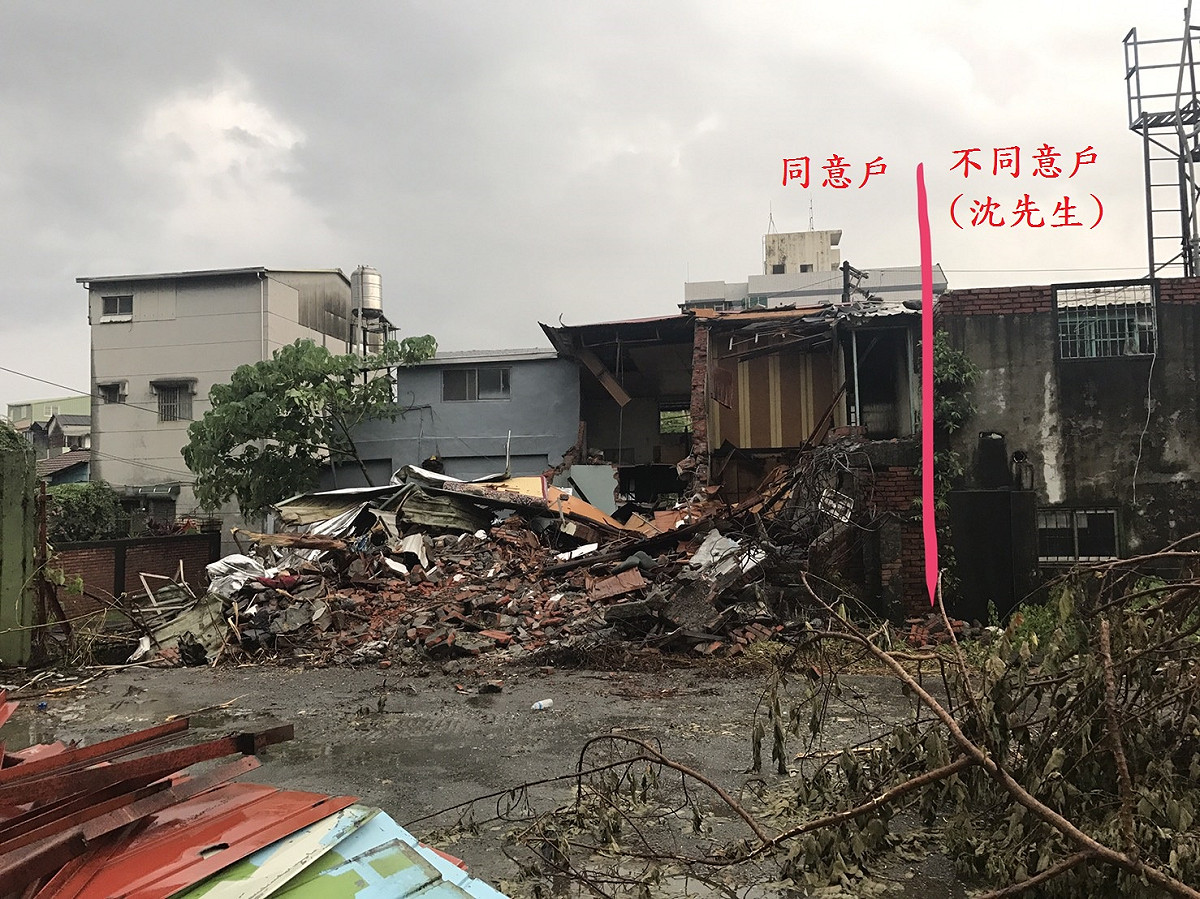 今(21)日屏東縣政府工務處長楊慶哲緊急回應，昨日流傳影片是他與工務處副處長毛子良討論拆除作業事宜的電話內容，當日僅進行同意戶拆遷，並同時與尚未同意的地主「溝通」，沒想到被斷章取義，造成誤解深感遺憾。 圖：屏東縣政府/提供
