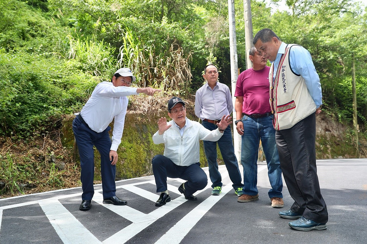 台中市長林佳龍今(21)日前往武陵路段視察。 圖：台中市政府/提供