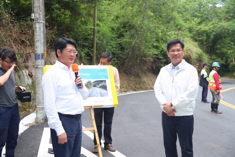台中市長林佳龍表示，東崎路、福壽路、武陵路部分路段的路平專案已公開招標，預計7月底動工，10月完工。 圖：台中市政府/提供
