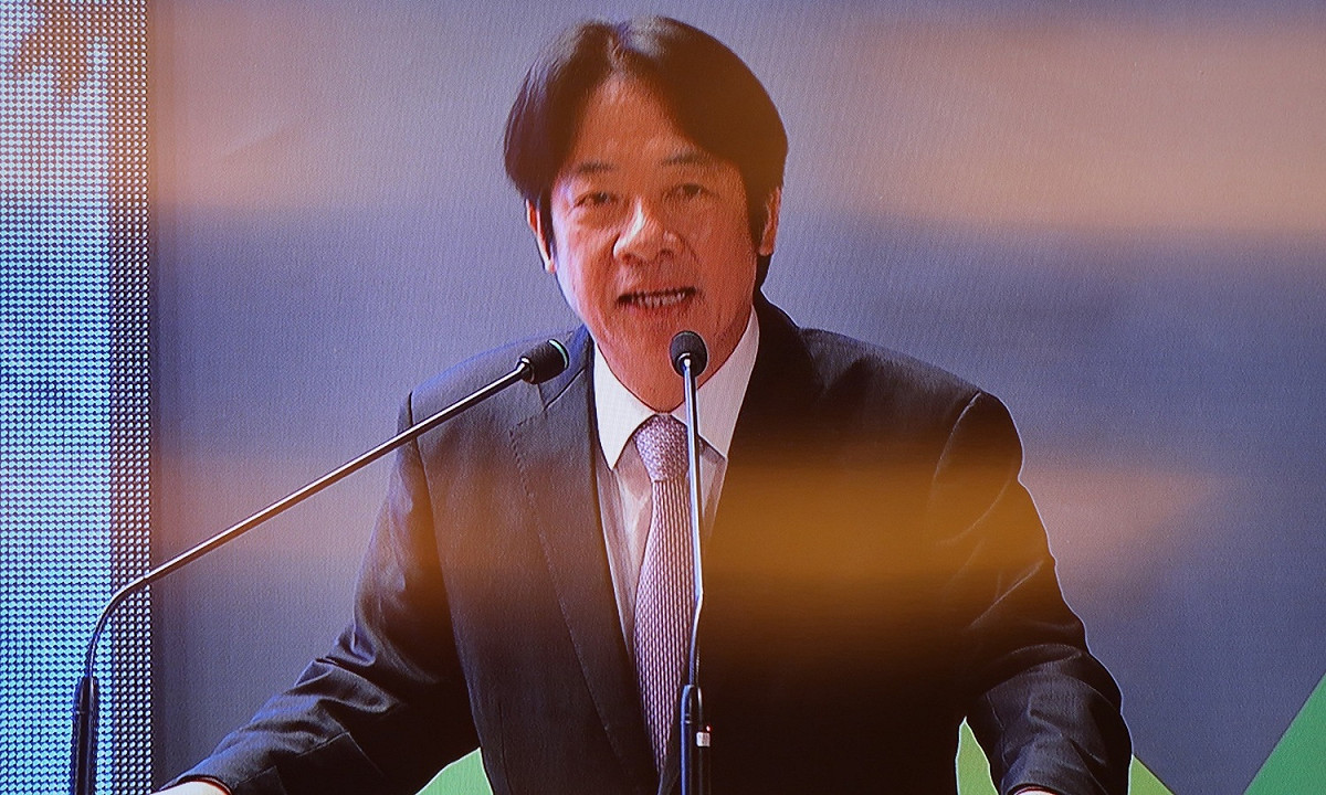 行政院長賴清德21日在社團高峰會演講時提到馬英九因三中交易案被起訴。 圖：翻拍自直播畫面