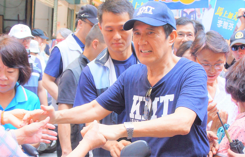 前總統馬英九（前右）21日南下高雄輔選，首站來到左營果貿市場陪同多名國民黨市議員參選人掃街拜票，沿途受到市場攤商及民眾熱烈歡迎。 圖：中央社