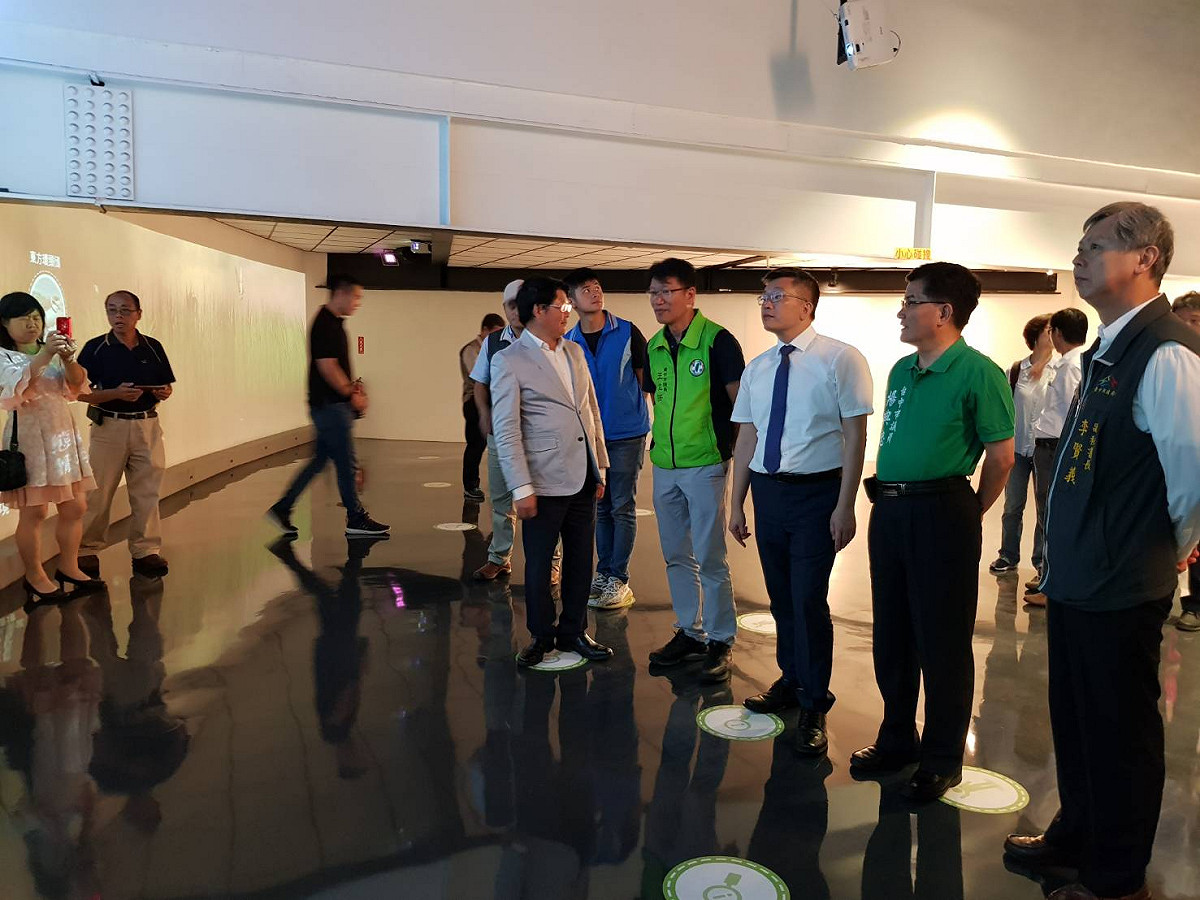 立法院副院長蔡其昌（右三）等人參觀遊客中心設施。 圖：蔡其昌辦公室/提供