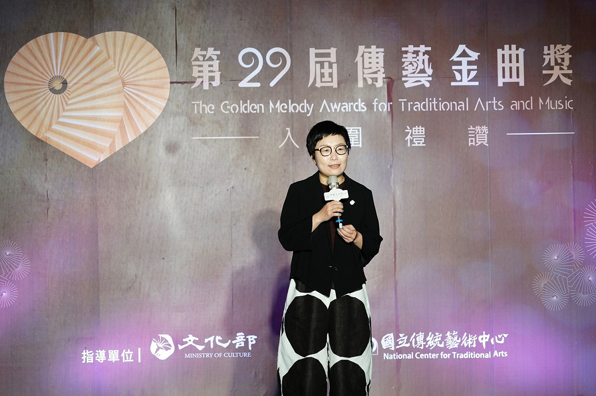 文化部政務次長丁曉菁出席頒發本屆入圍者入圍獎牌，除了與所有入圍者分享喜悅以外，也特別藉著這個機會與傳統暨藝術領域上百位傳統藝術工作者近距離交流。 圖：國立傳統藝術中心/提供