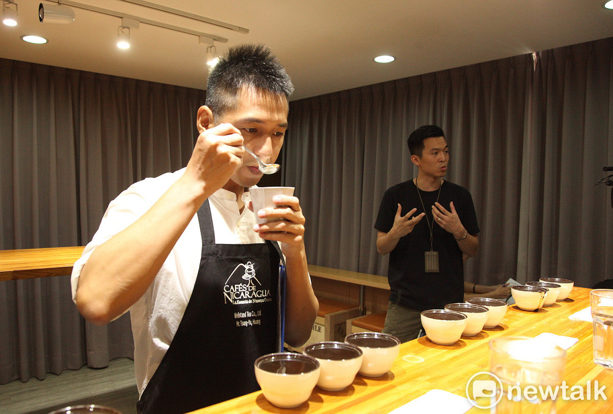杯測師啜吸咖啡之後，將咖啡霧化均勻分布味蕾判定風味，評定咖啡種類、等級。 圖:林昀真/攝