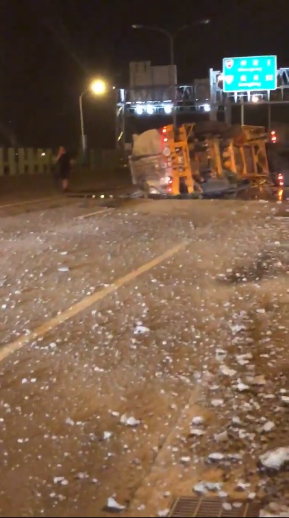 翻覆化學車橫跨內外車道，伸港北上段暫時封閉。 圖/轉載自臉書大貨車資訊分享團