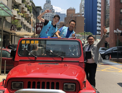 國民黨台北市議員參選人李柏毅（左）的田姓助理（右）因與另一位市議員參選人張斯綱（中）撞臉，相似度百分百，張斯綱曾開價兩倍挖角，但李柏毅不肯放人。 圖/中央社