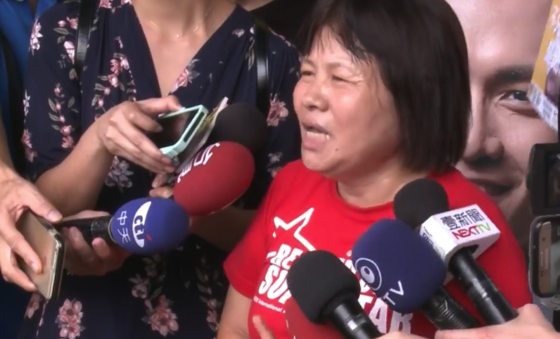 蔣月惠今(22)日出席時代力量選將張祐銓選舉造勢會場，向聲援他的黃國昌擁抱致謝。 圖：翻攝直播畫面