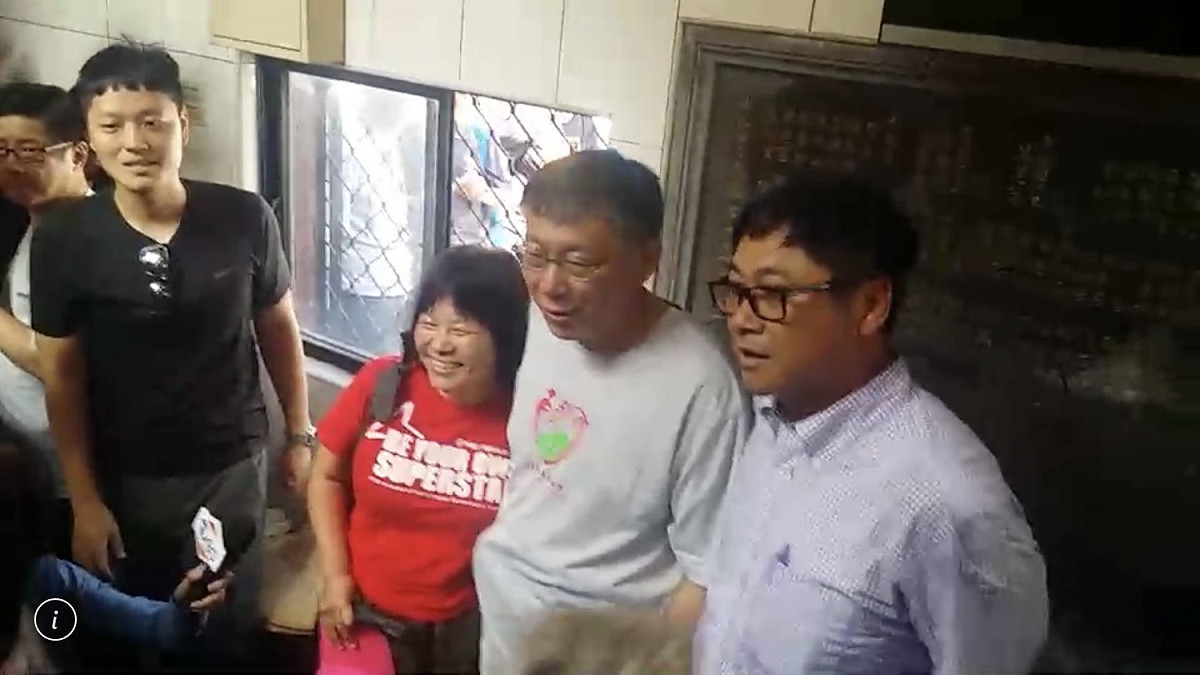 屏東縣議員蔣月惠願意為昨天的失言道歉，對此，柯文哲則認為沒有必要。 圖：截自蔣柯21日會面影片