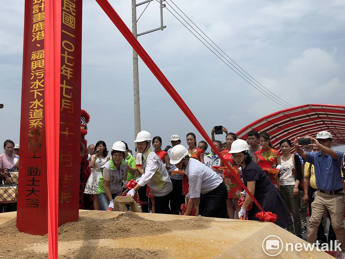 彰化縣長魏明谷及民代等人持鏟，為鹿港福興汙水下水道工程開工。 圖：唐復年/攝