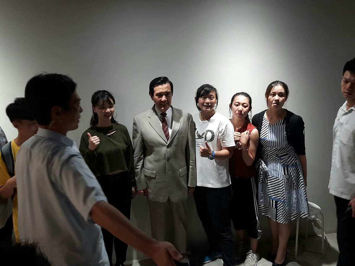 前總統馬英九在現場與民眾交換意見並一一拍照合影。 圖：林昀真/攝