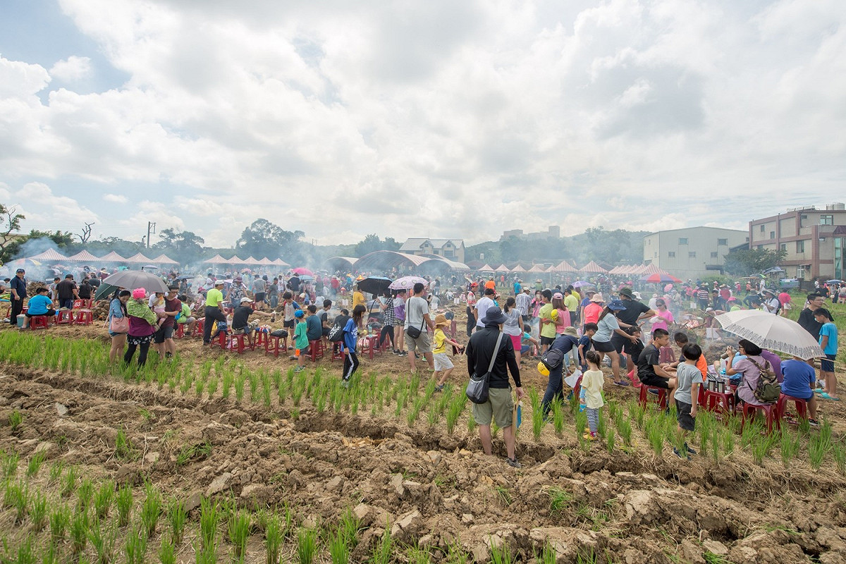 1700人在田裡焢窯，場面壯觀。 圖：桃園市政府/提供