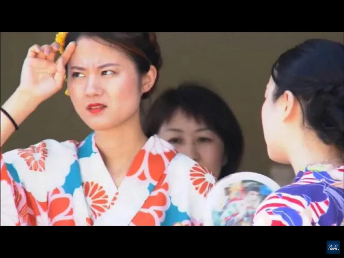 熱浪來襲，日本近來都可看到民眾在街頭邊揮扇、邊擦汗的鏡頭。 圖：翻攝自Youtube