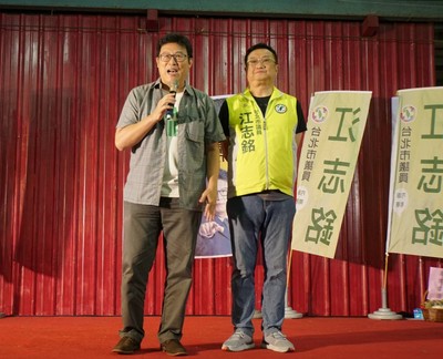 民進黨台北市長參選人姚文智（左）22日晚間到內湖區 參加市議員江志銘（右）舉辦的聯合問政說明會，姚文 智表示，第一階段的基層打底工作完成，第二階段將辦 親子音樂會、拜訪特色商圈等，請支持者不要小看他。 圖：中央社