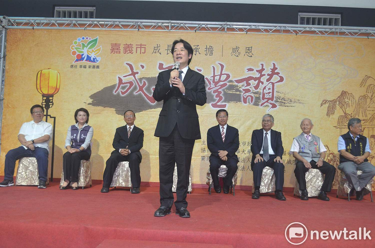 行政院長賴清德22日出席嘉義市政府舉辦的成年禮，為涂醒哲市長加持。 圖：蔡坤龍/攝