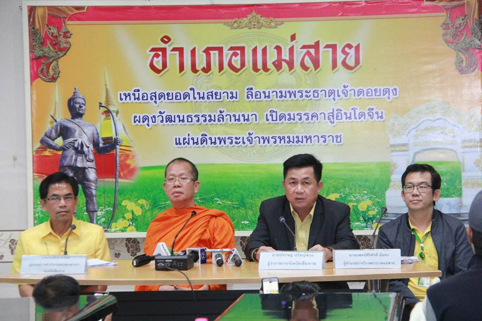 泰國清萊州州長Prachon Pratsakul（右二）22日召開記者會表示，11名野豬少年將在24日剃度出家。 圖：翻攝泰國清萊州州長臉書