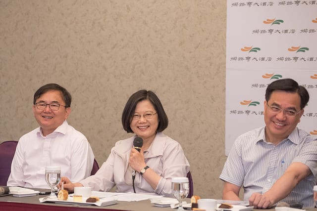 總統蔡英文（中）今（23）日進行第二天「發現台東魅力之旅」，上午與隨團媒體進行茶敘。 圖：總統府提供