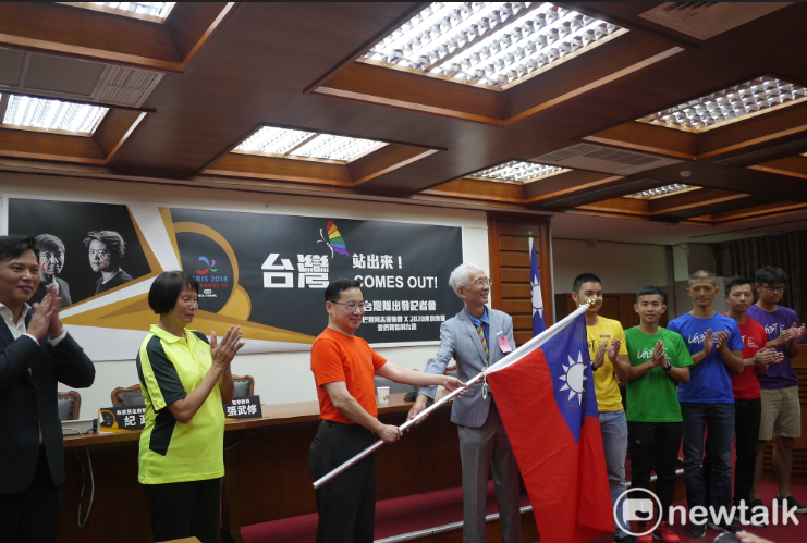 監察委員張武修（著橘衣者）也特別到場授予國旗替選手們加油鼓勵。 圖：陳佩君/攝